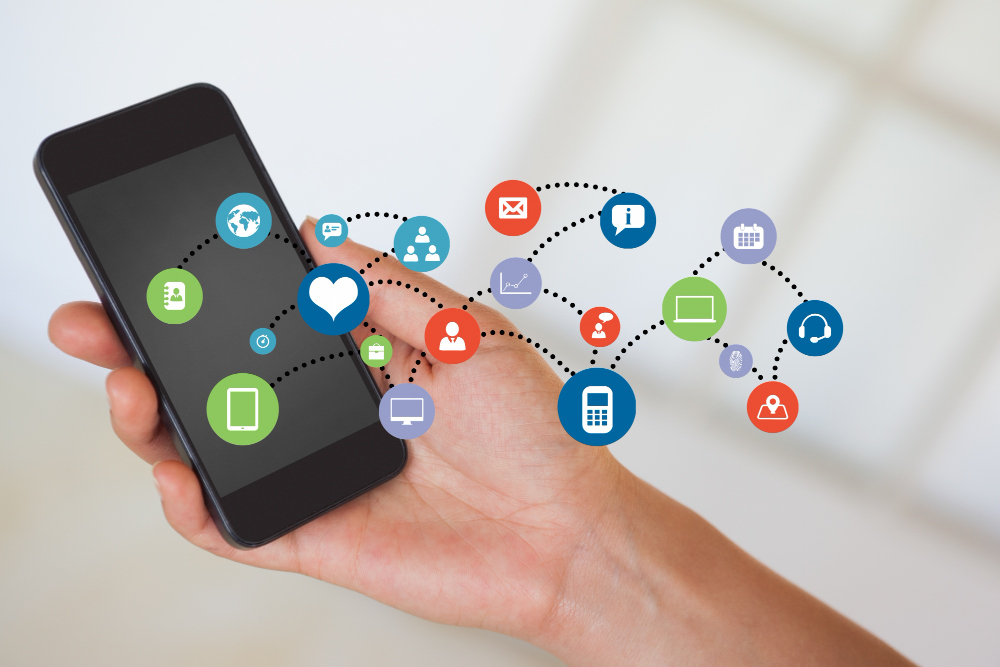 Pessoa segurando celular, a intenção de que as redes sociais para aquela empresa estão interligadas em omnichannel.