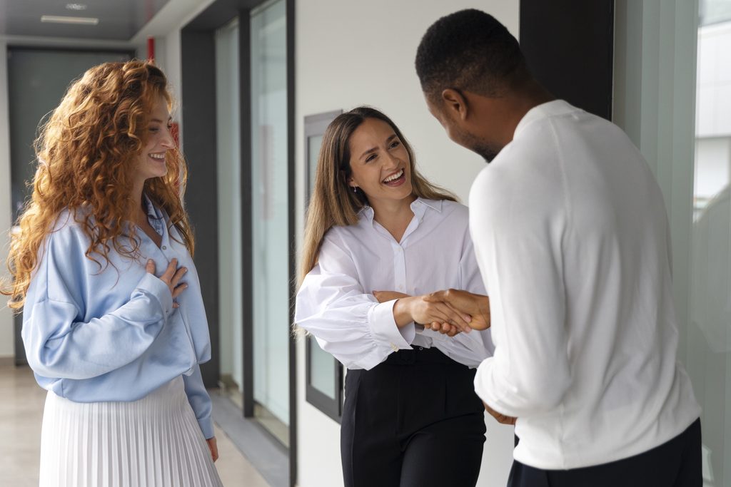 Pessoas fechando uma boa oportunidade de negócio entre empresas.